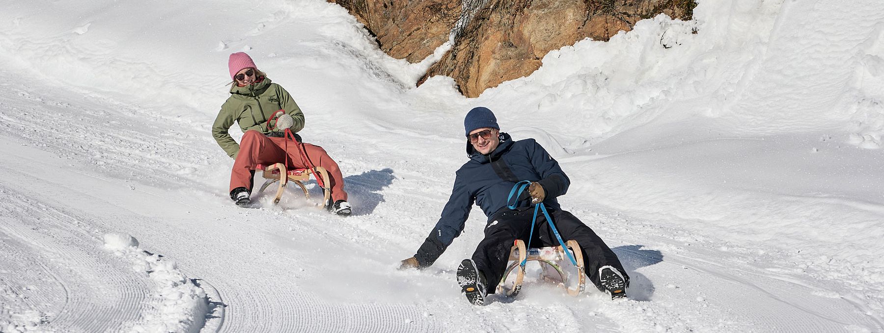 Spass und Action auf der Schneebahn Rodeln